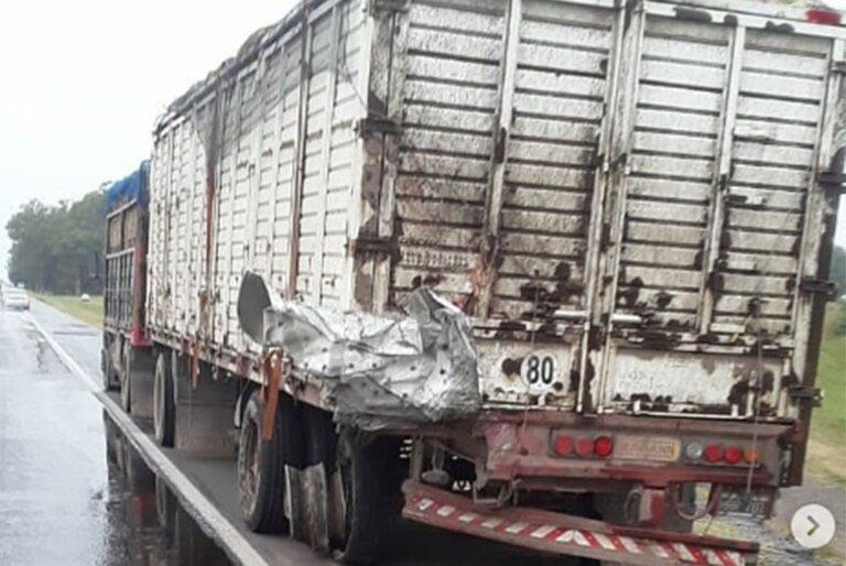 Areco: choque fatal de una camioneta contra un acoplado. 