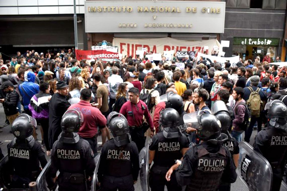 Incidentes frente al INCAA: pedían la renuncia de Luis Puenzo