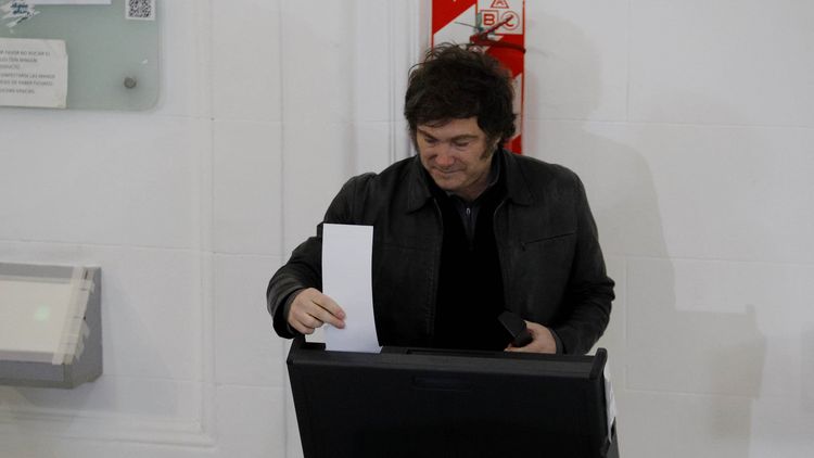 El presidente Javier Milei votó en la UTN de Almagro.