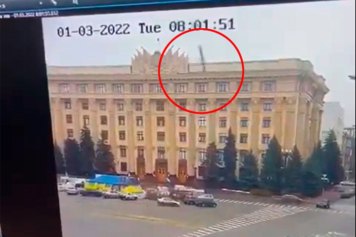 Video: un misil ruso cae en una plaza pública de Ucrania