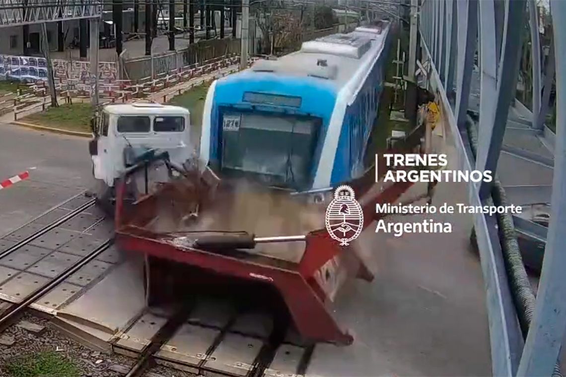 La impactante imagen de la embestida del tren a un transporte de volquetes. Captura.