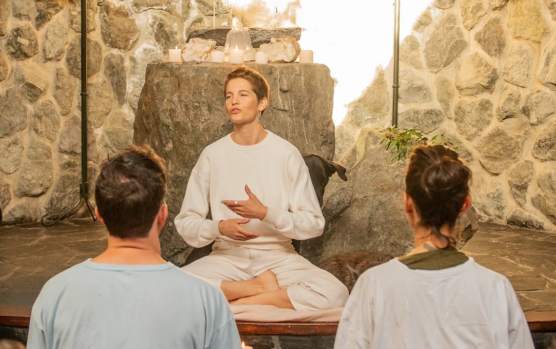 Liz como guía de meditación.  Liz como guía de meditación.