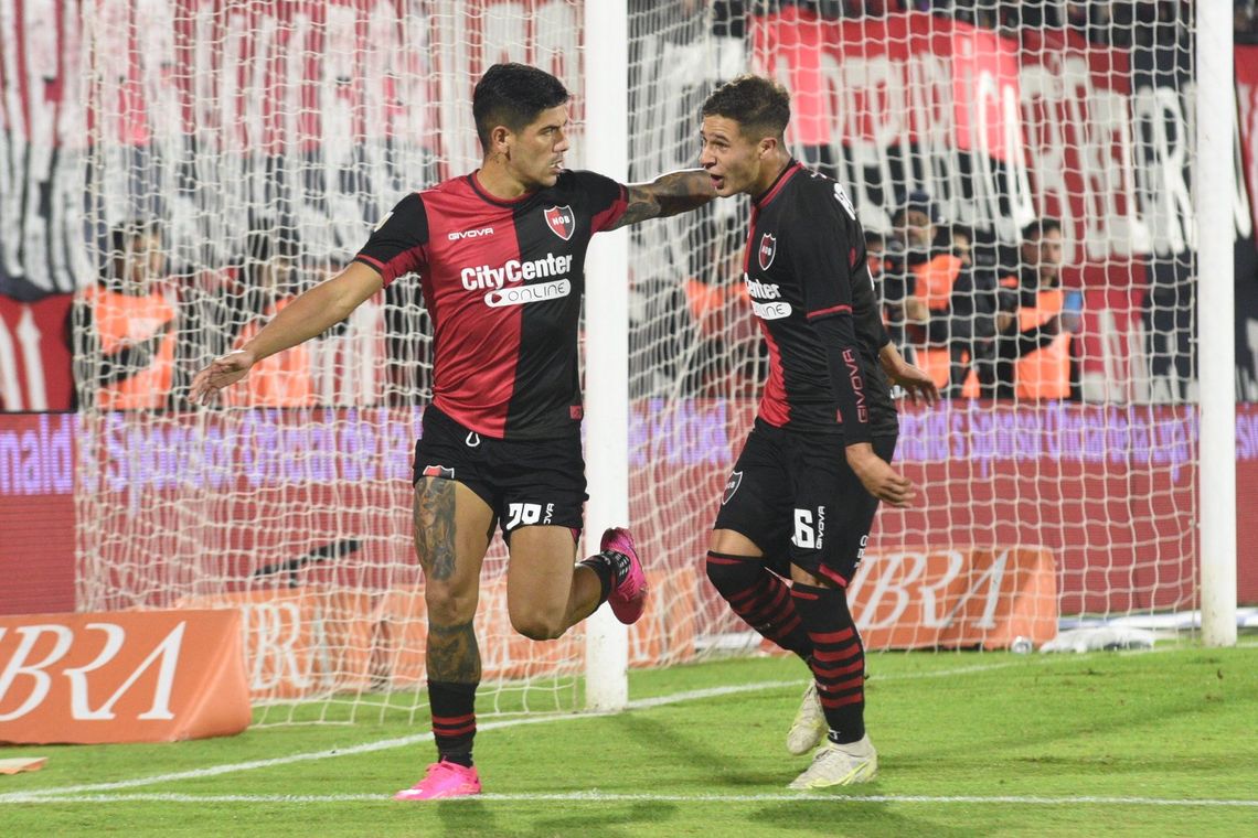Jorge Recalde festeja junto a Ramiro Sordo el primer gol de Newells Old Boys ante Godoy Cruz.