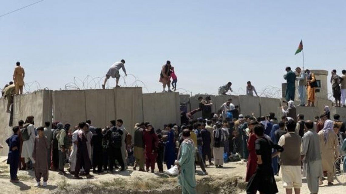 El casos en el aeropuerto de la capitakl de Afganistán causó 7 muertes
