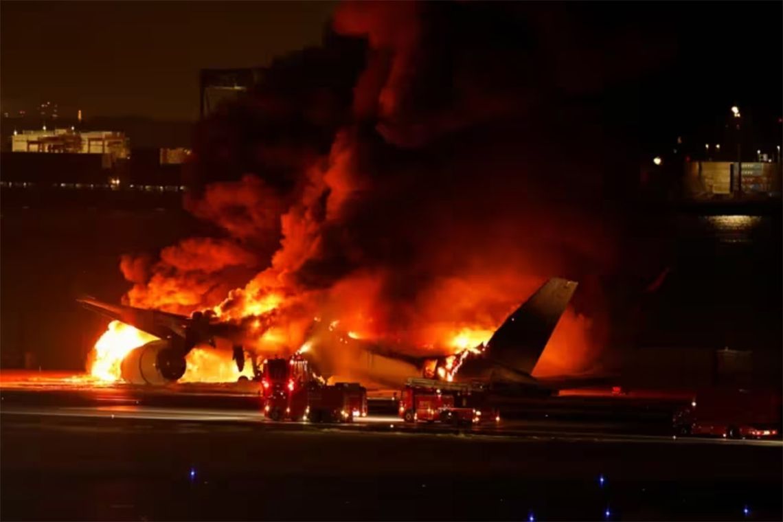 El avión de Japan Airlines se consume entre las llamas en plena pista del aeropuerto de Tokio.