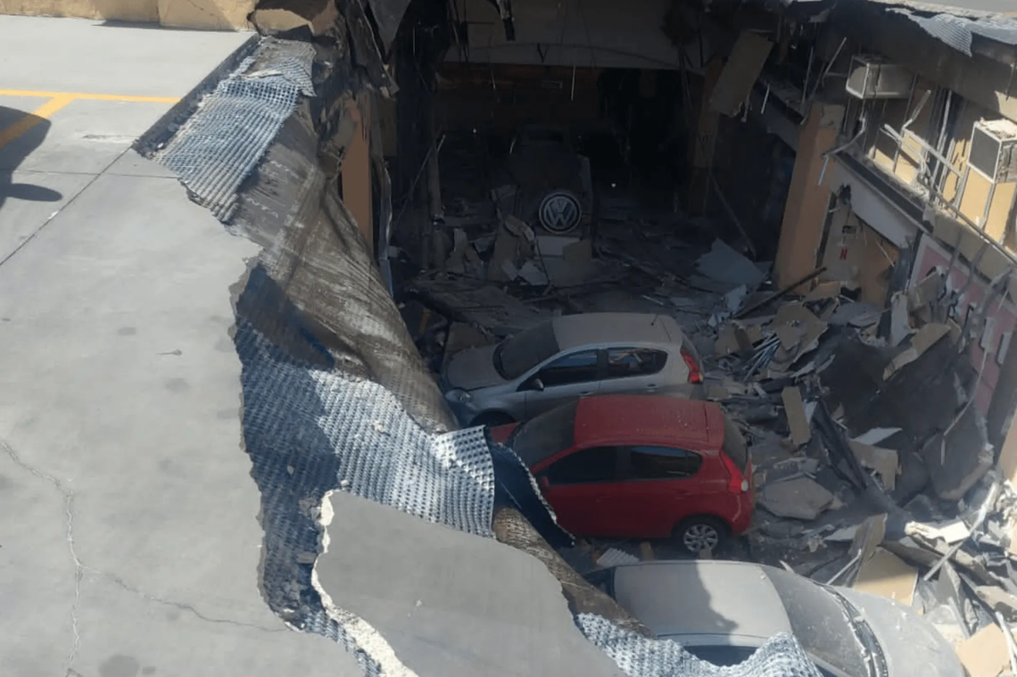 Brasil: se derrumbó el techo de un shopping y cuatro autos cayeron en el patio de comidas