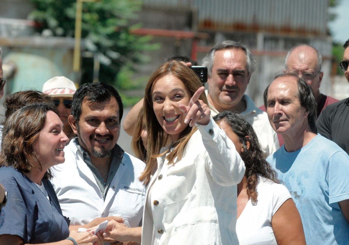 dLa gobernadora Vidal junto a funcionarios y vecinos al inaugurar las obras en el arroyo El Gato.