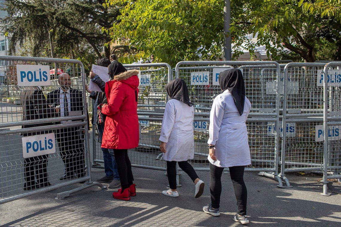 Trabajadoras de la limpiezan llegan al consulado saudí en Estambul (Turquía)