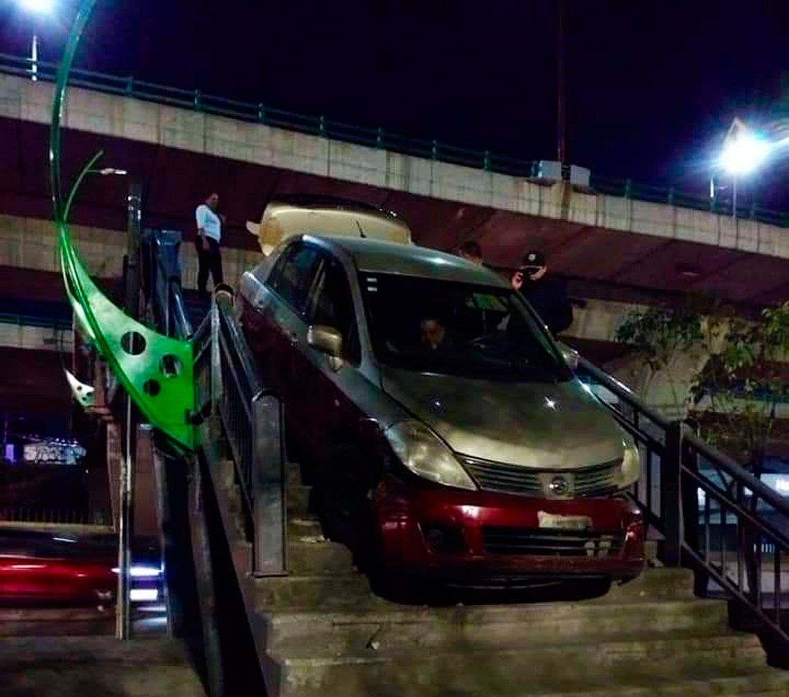 México: borracho quiso cruzar un puente peatonal con el auto