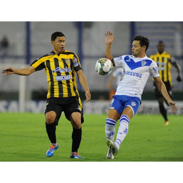 Vélez superó a The Strongest y es líder de su grupo