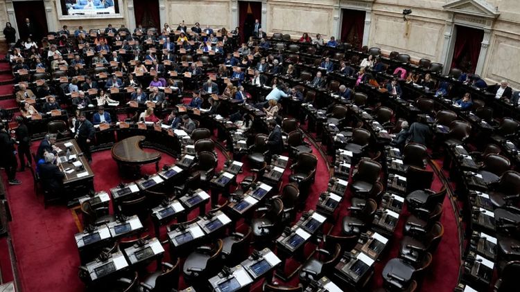 La convocatoria impulsada por Unión por la Patria, Encuentro Federal y Democracia para Siempre apenas pudo sentar en las bancas a 124 de los 129 necesarios para habilitar la sesión.