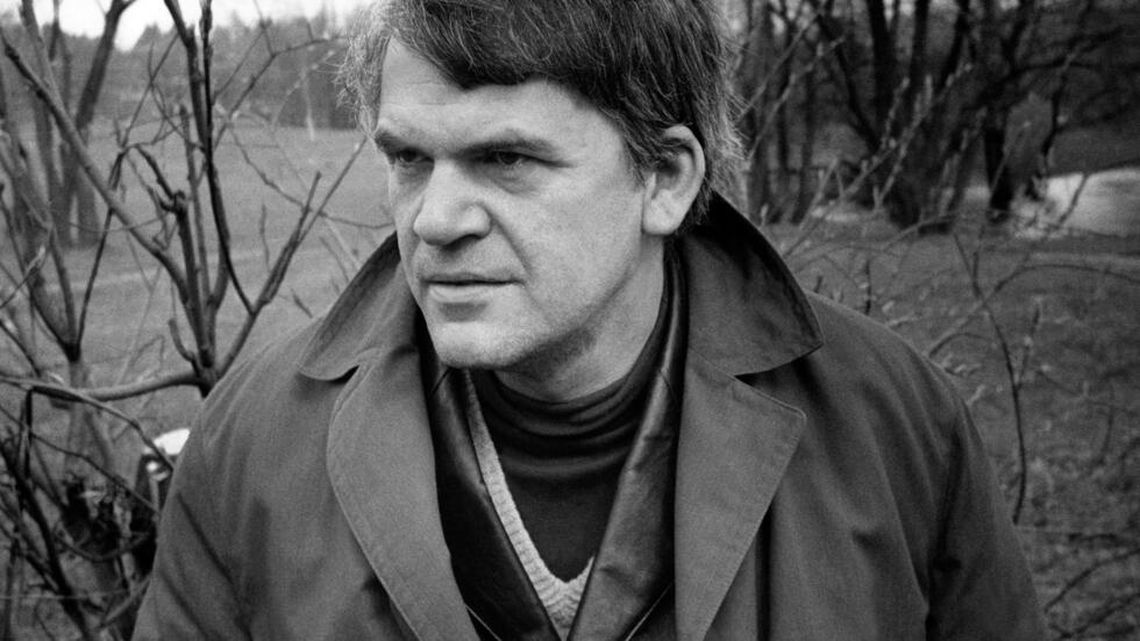 El reconocido escritor Milan Kundera falleció a los 94 años luego de una larga enfermedad.