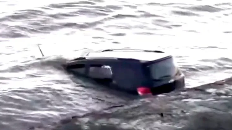 El vehículo terminó parcialmente sumergido en el Río de la Plata.
