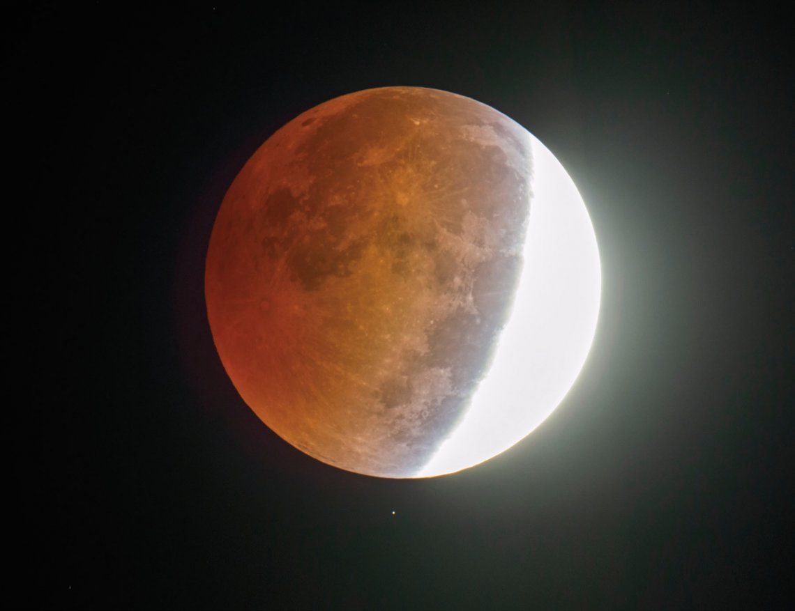 Video | Así se vio el eclipse lunar que oscureció el cielo