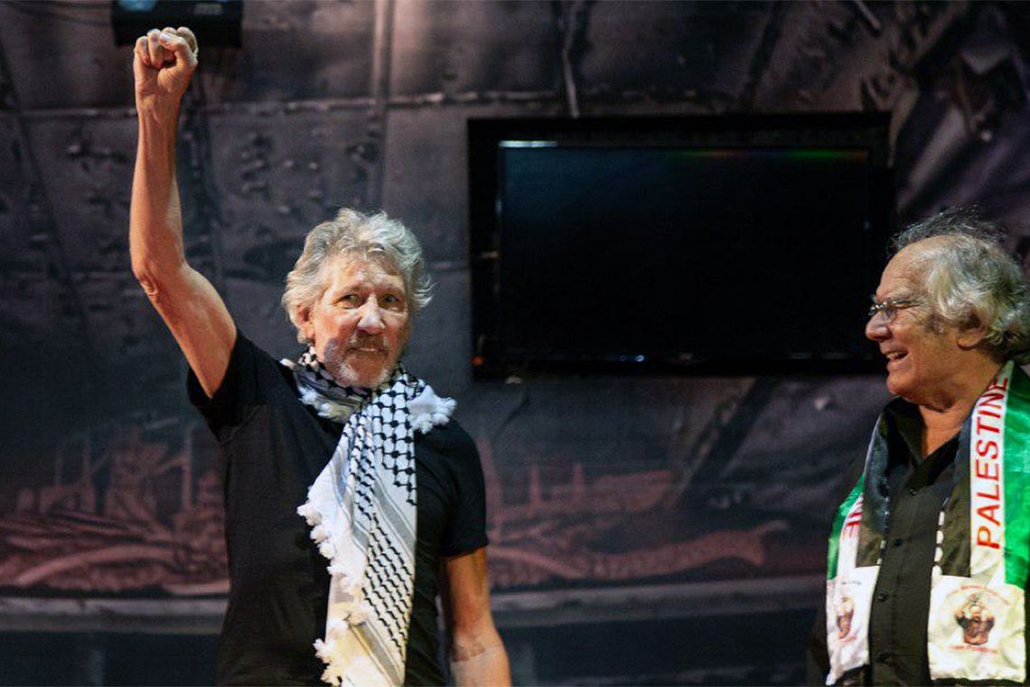Roger Waters en su paso por Argentina en 2018 junto al premio Nobel de la Paz Alfonso P&eacute;rez Esquivel y una bandera de Palestina. Archivo