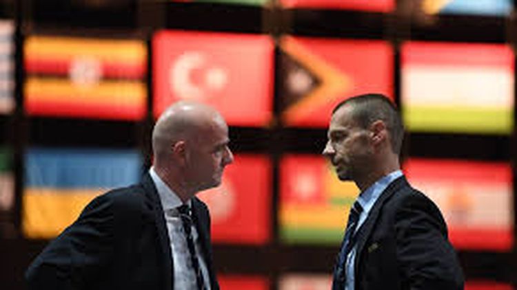 Aleksander Ceferin, presidente de la UEFA y Gianni Infantino de la FIFA en una riña que parece no tener fin.