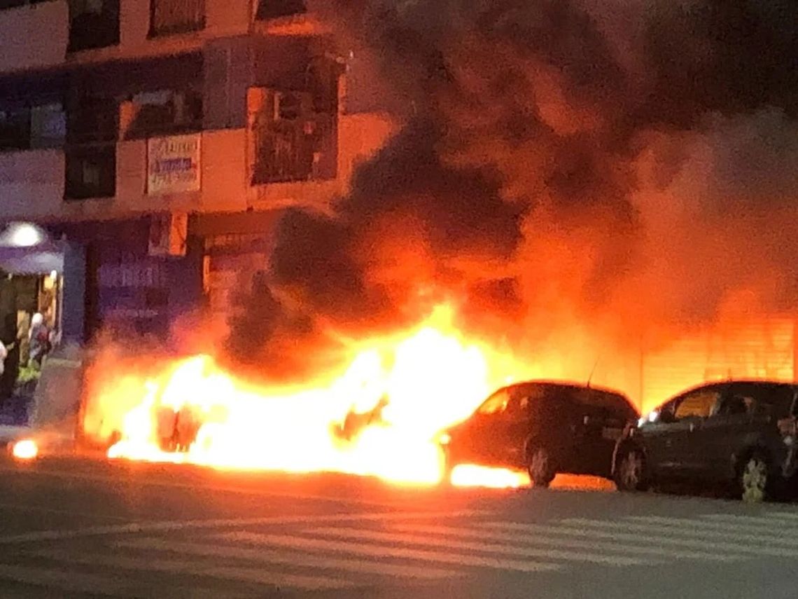 En las últimas horas se desataron varios focos de incendio en los barrios de Palermo y Belgrano y dejaron al menos cinco vehículos particulares quemados.