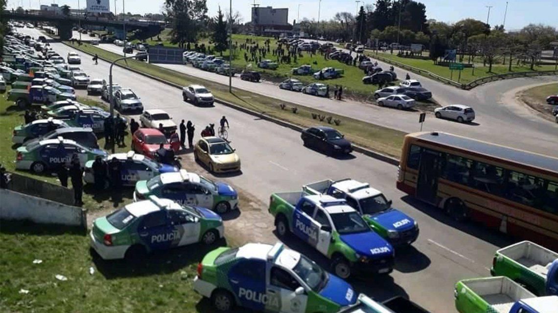 Fuerte protesta de policías de la región en Cruce Varela
