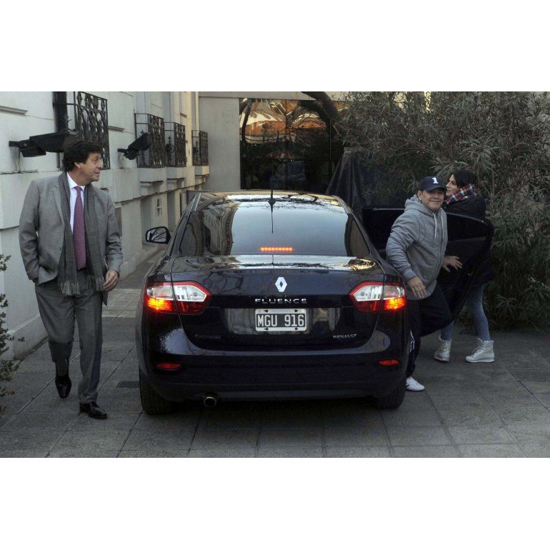 Maradona fue operado con éxito de una insuficiencia visual