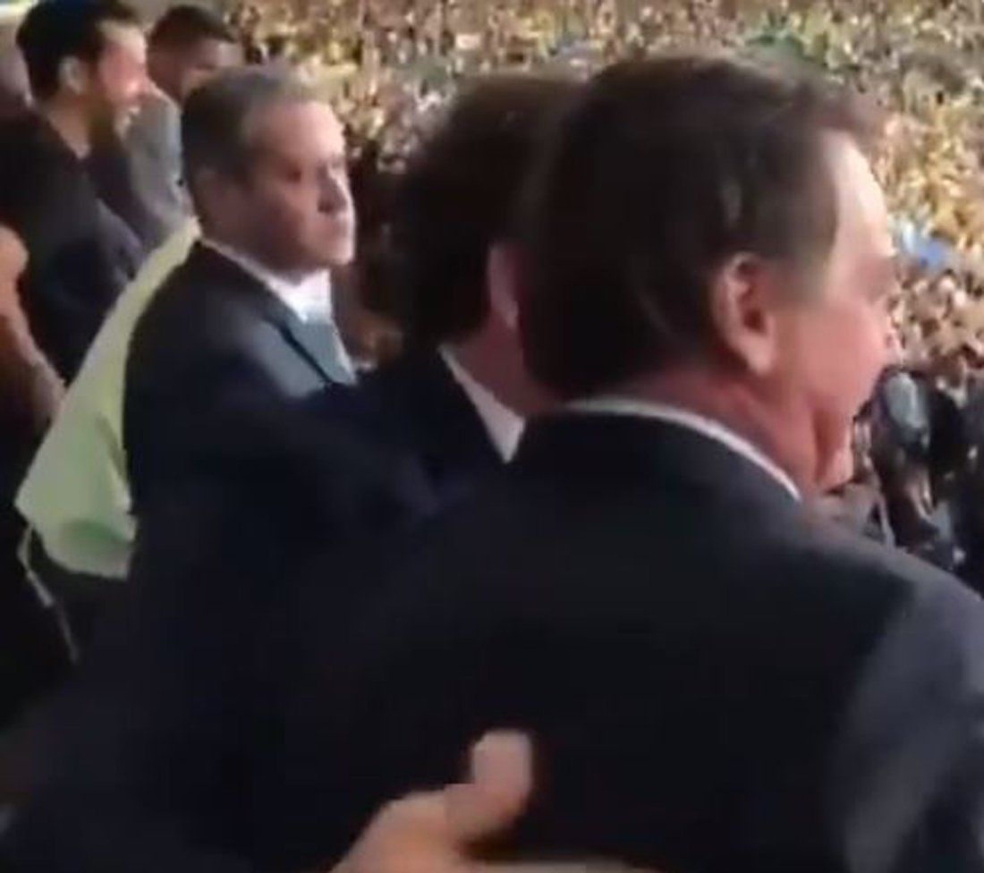 Le faltó gritarlo, nomás: la palmadita del presidente de la Conmebol a Bolsonaro en un gol de Brasil