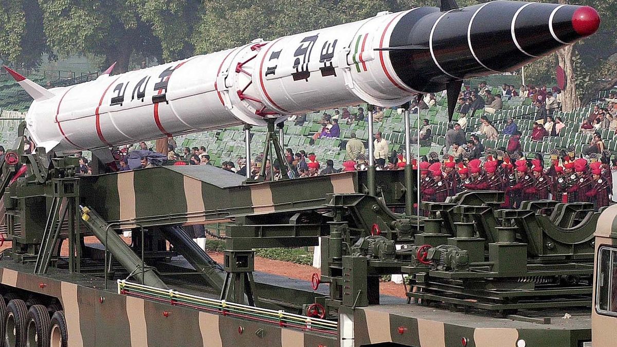 Уничтожитель ядерного оружия 10 букв сканворд. Ядерная гонка. Nuclear Arms Race.