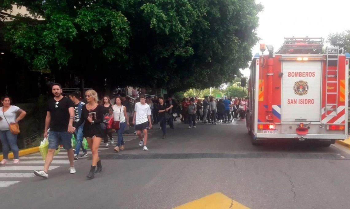 Martínez: evacuaron el shopping Unicenter por una amenaza de bomba