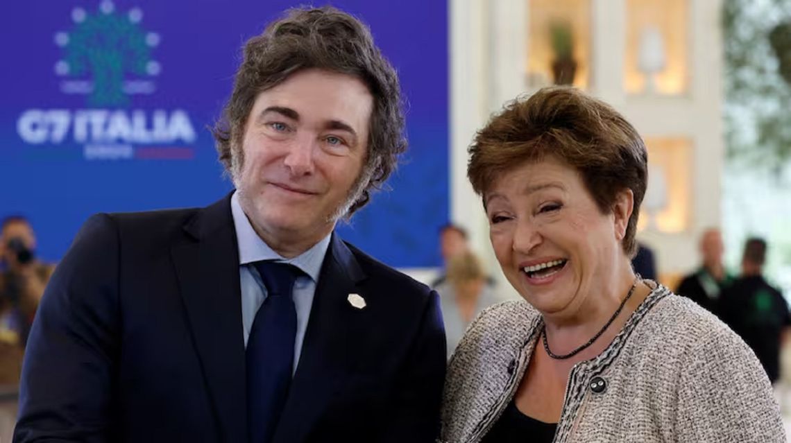 Javier Milei y Kristalina Georgieva, presidente de Argentina y titular del FMI, respectivamente.