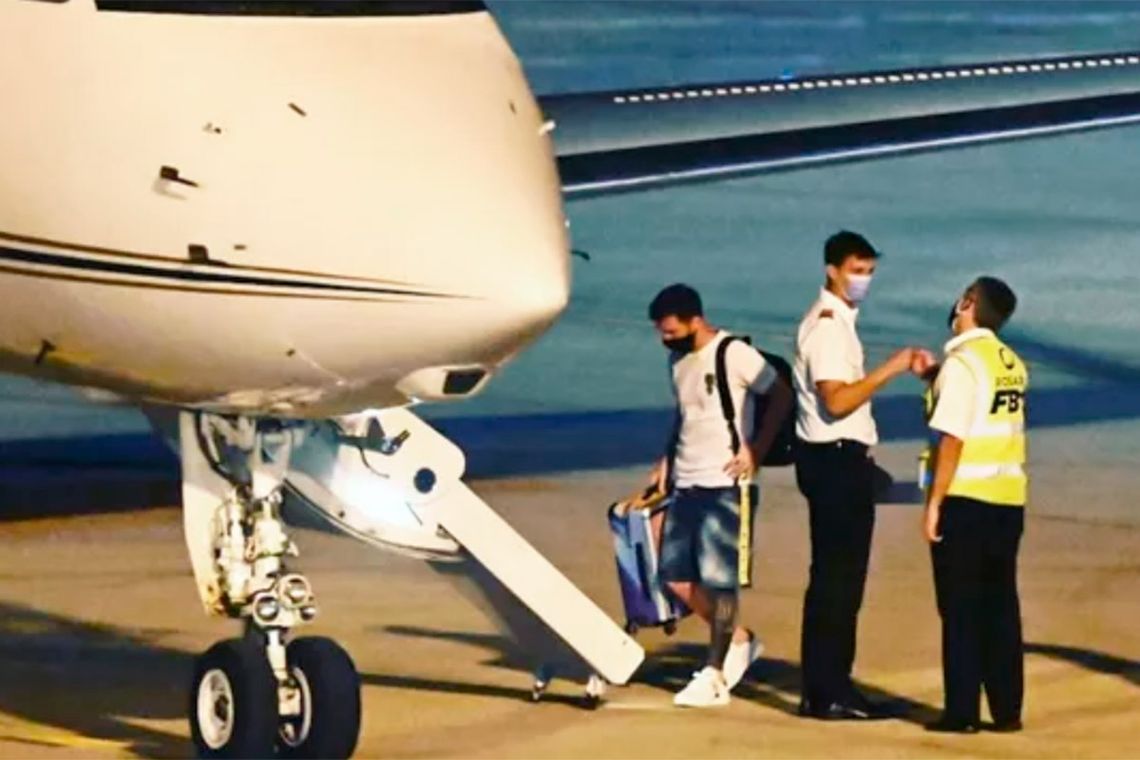 Lionel Messi sube su equipaje al avión que lo trasladará de regreso a Francia
