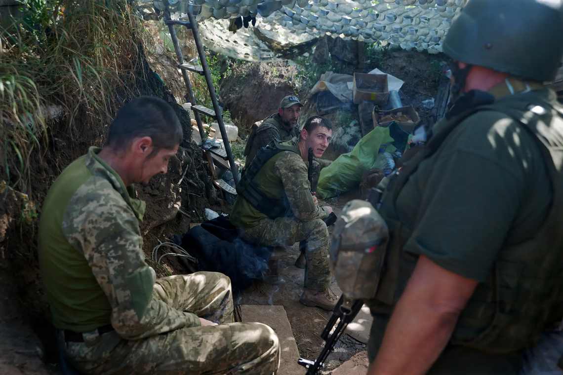 Miembros de la Brigada Mecanizada 24 en Donetsk el mes pasado. Un cambio de táctica ha generado dudas sobre la calidad del entrenamiento que los ucranianos recibieron de Occidente/Tyler Hicks/The New York Times