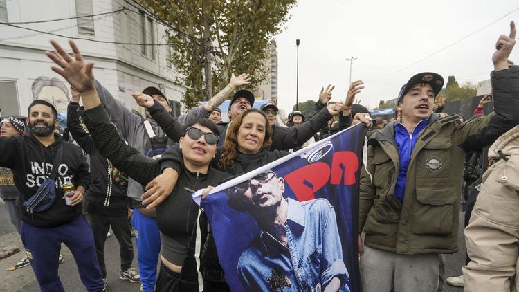 Desde temprano, los seguidores del Indio Solari realizan filas para ingresar a su velorio.