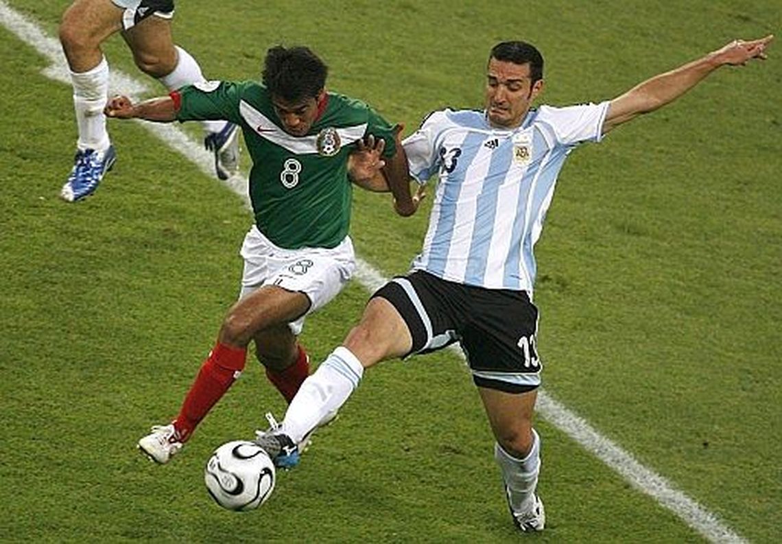 Scaloni anticipa a Pável Pardo en Argentina-México en el Mundial 2006.