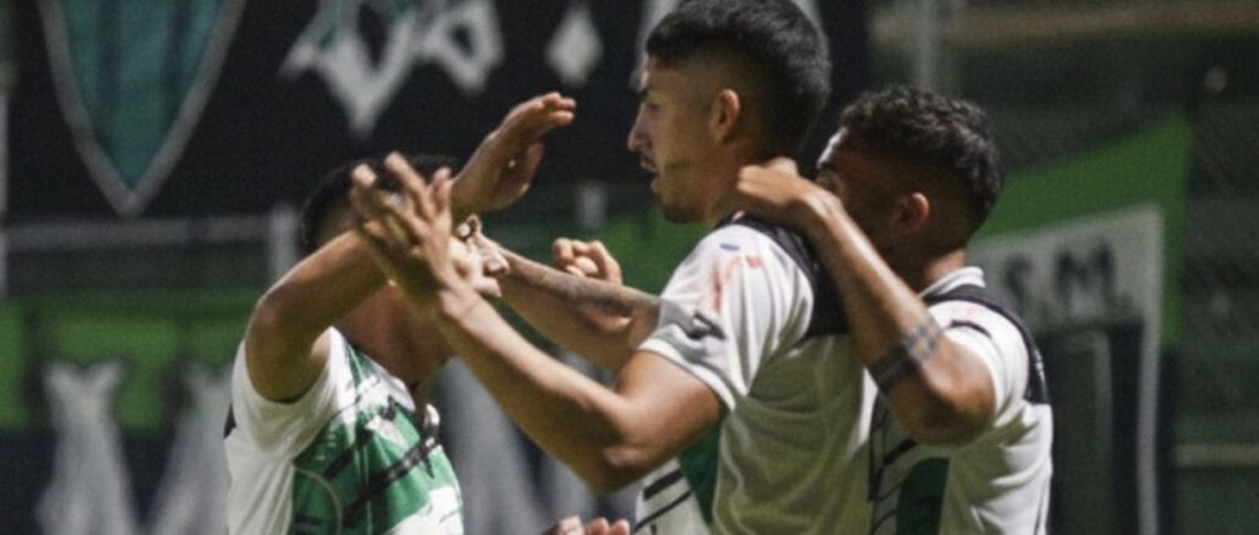 El Santo sanjuanino y el Aurinegro chocan en Lomas de Zamora con la ilusión de seguir en el torneo más federal del país. El Santo sanjuanino y el Aurinegro chocan en Lomas de Zamora con la ilusión de seguir en el torneo más federal del país.