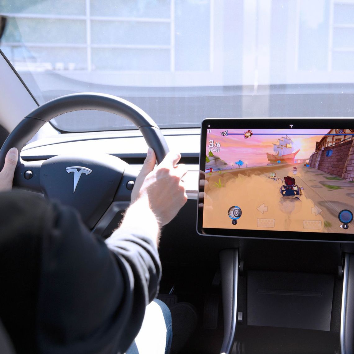 Tesla: investigan qué tan peligrosos son los videojuegos en sus vehículos