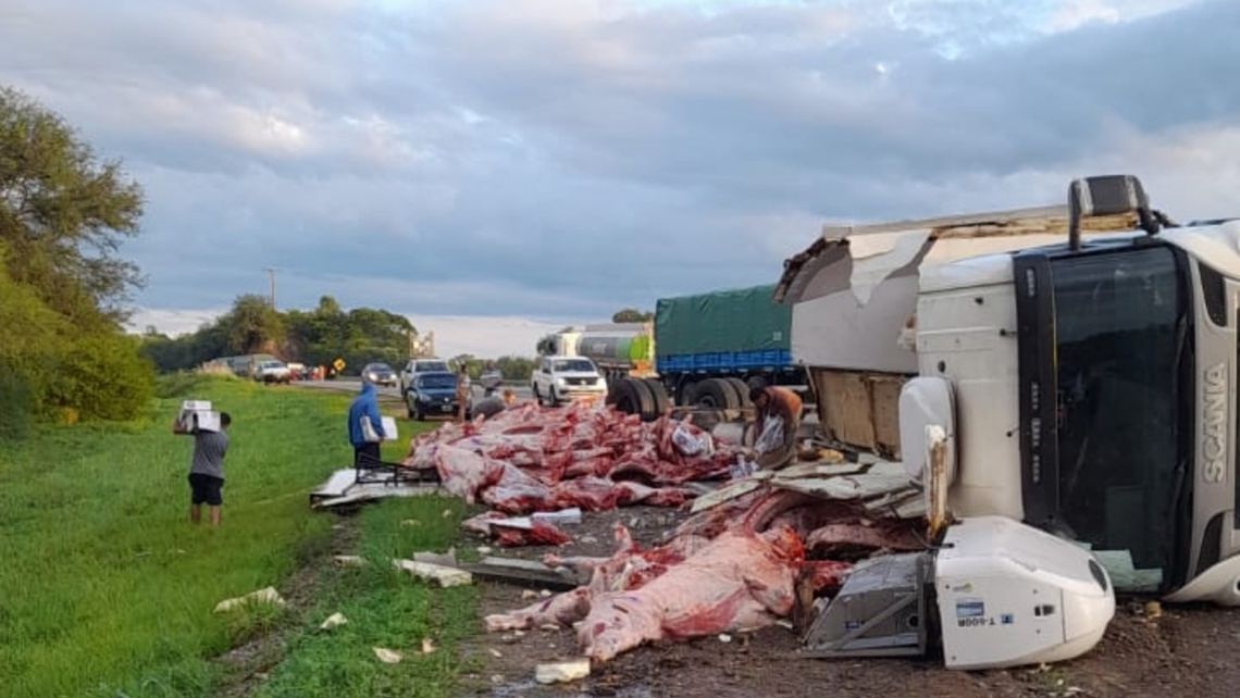 Un camión volcó en Saltas y los vecinos de la zona se llevaron 11 mil kilos de carne.