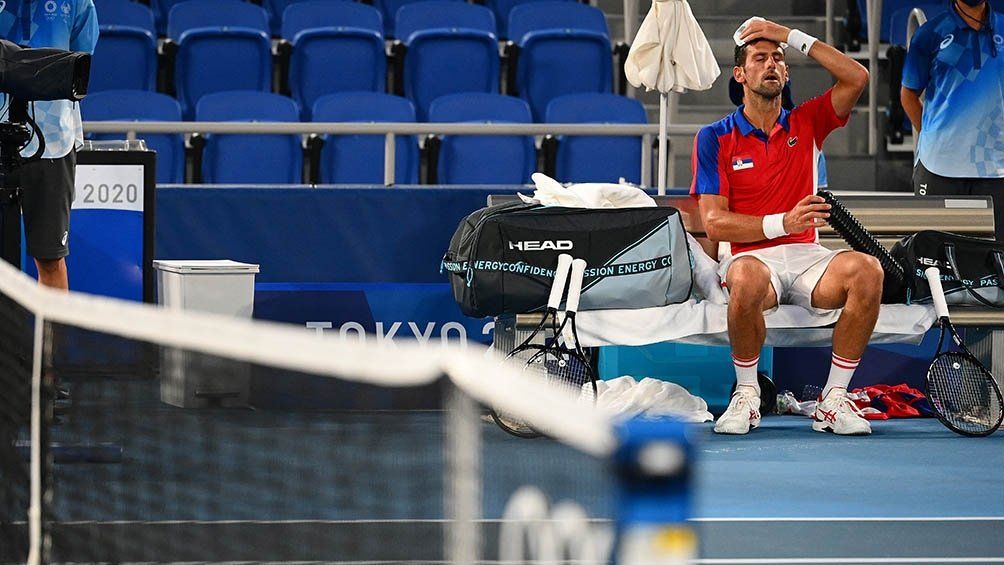 El serbio Novak Djokovic terminó extenuado y frustrado en una semana negra en Tokio.