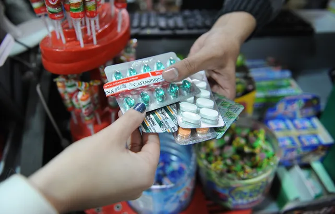 Los farmacéuticos alertan sobre los efectos en la salud que generaría la venta libre de medicamentos.