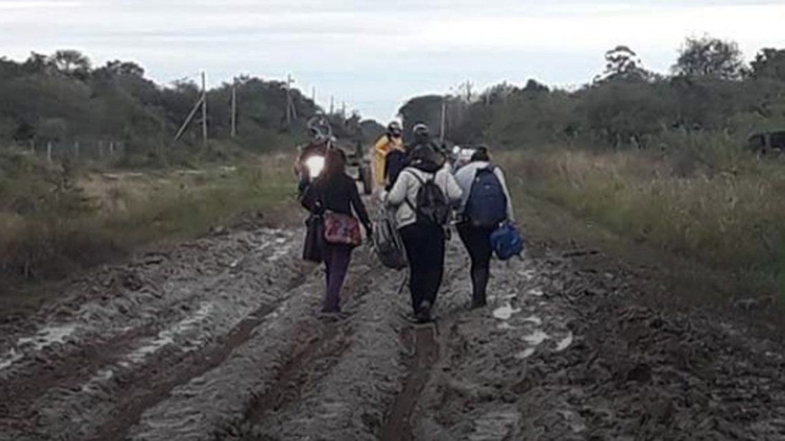 Chaco: una maestra tiene que caminar siete kilómetros en el barro para dar clases