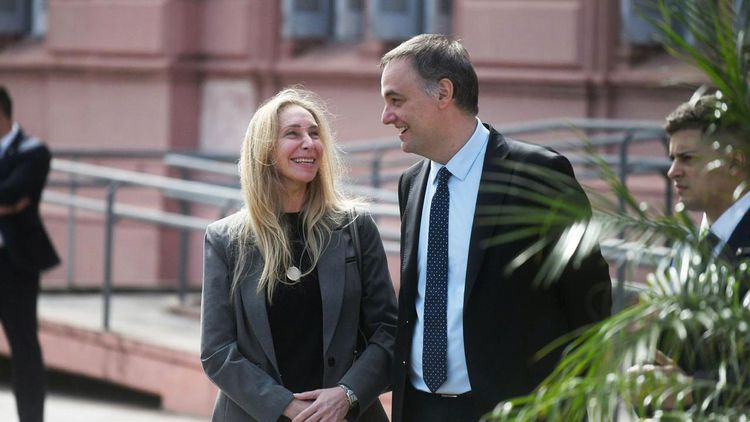 Karina Milei también se mostró con Manuel Adorni en el exterior de la Casa Rosada.