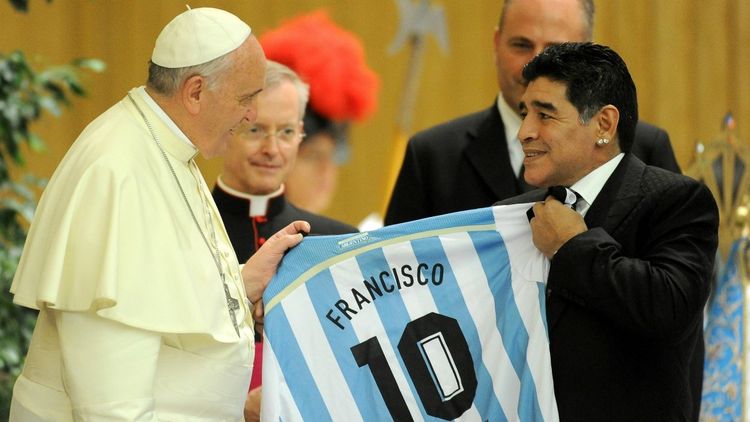 Maradona visitó en varias oportunidades al Papa Francisco en el Vaticano.