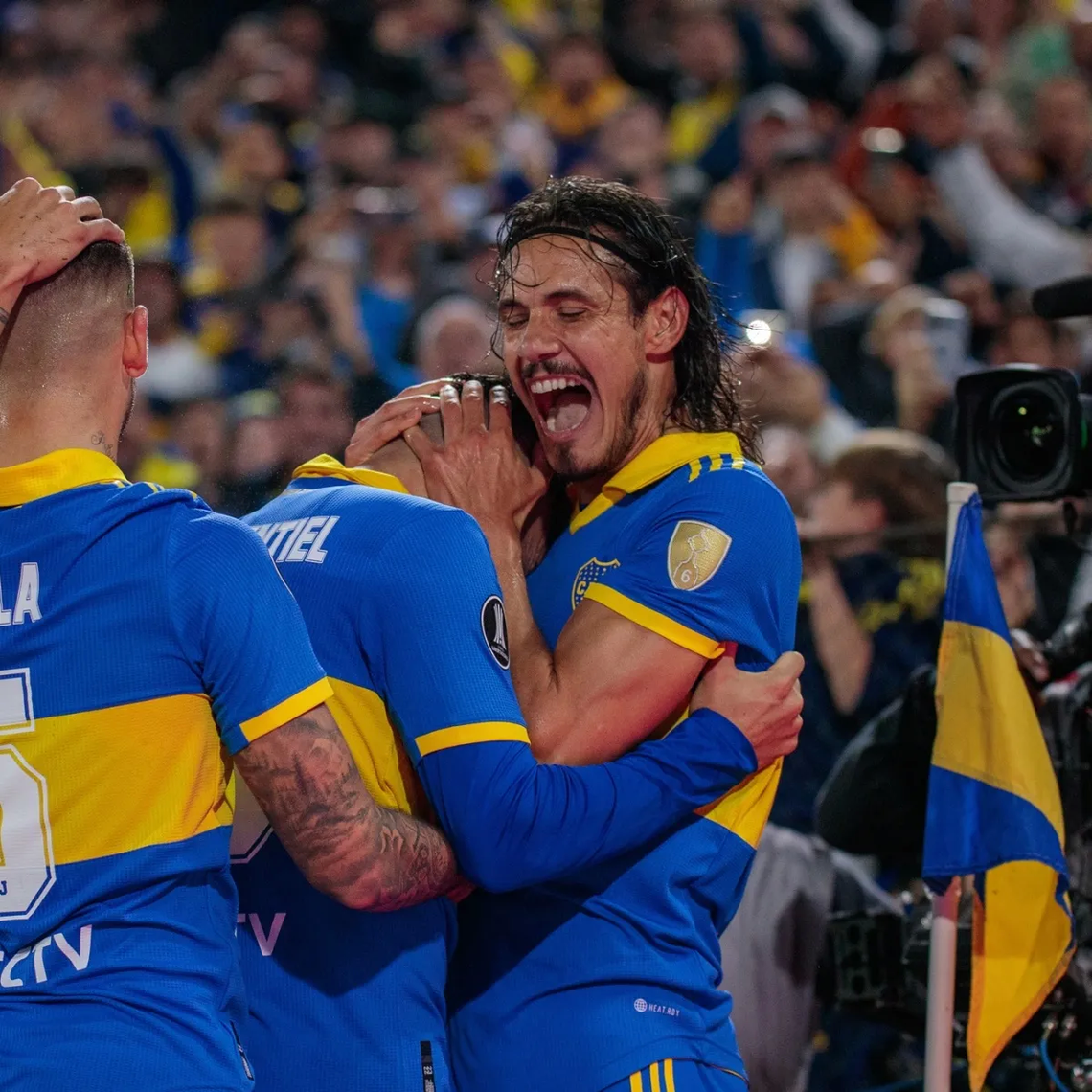 Abrazo de gol entre Cavani y Merentiel.