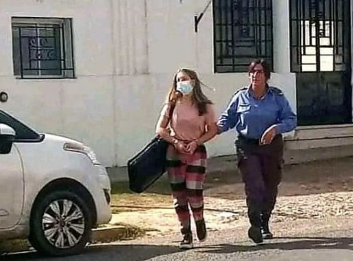 Nahir Galarza saliendo de la cárcel de Paraná.