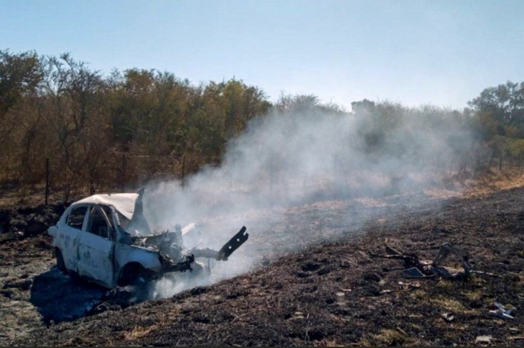 Así quedó el auto carbonizado de Chavero. Otros dos vehículos participaron del accidente en la RN9. Foto: Mirá el Norte.