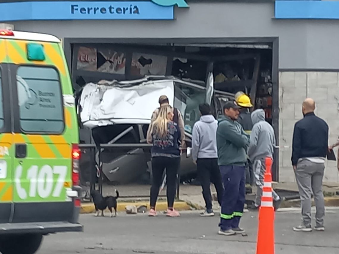 Un auto fuera de control se incrustó en una ferretería de Berazategui.