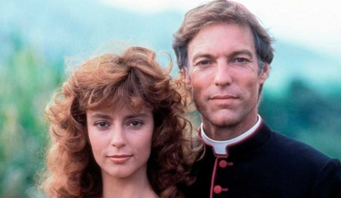 Richard Chamberlain junto a Rachel Ward, protagonistas de la serie El Pájaro canta hasta morir.