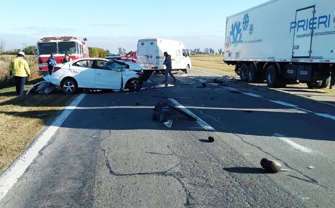 El automóvil marca Chevrolet impactó con violencia contra un camión Mercedes Benz que estaba estacionado aguardando para ingresar a un predio.