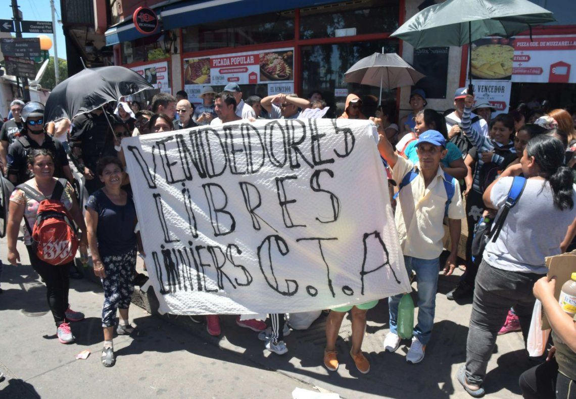 Un grupo de manteros intentó volver a instalarse en Liniers, pero fueron desplazados por un operativo