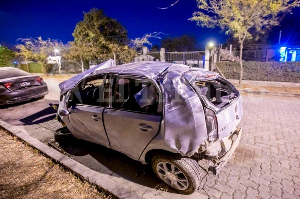 En el vehículo iban cinco personas y una de ellas está en estado crítico. Foto: El Tribuno de Salta.
