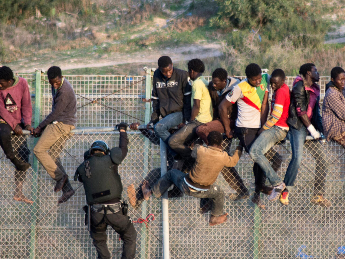 Miles de migrantes intentaron cruzar la frontera española con Marruecos