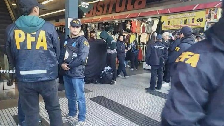 Indocumentados: fuerte operativo en una galería de Constitución