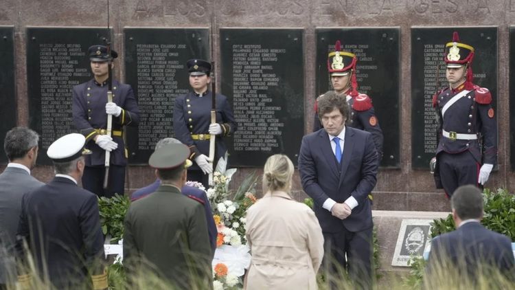 Milei en el Monumento a los Caídos en Malvinas, en Plaza san Martín.